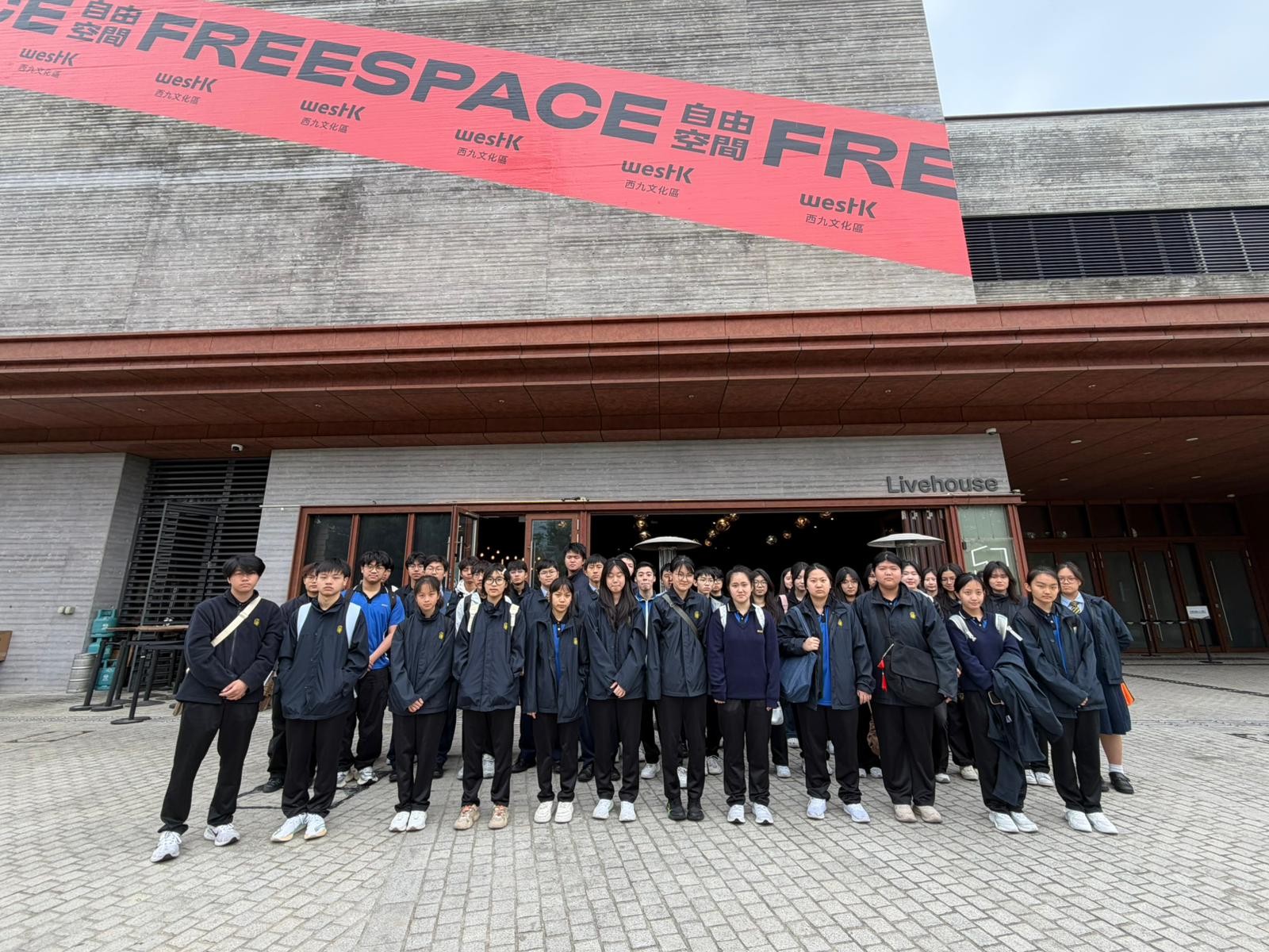 試後放鬆活動：觀賞百老匯經典音樂劇《愛登士家庭》